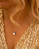 Model draagt zilveren graveerbare ketting met birthstone