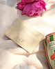 beige pasjeshouder met initialen en roze bloem