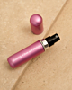 roze parfumverstuiver met gravering
