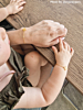 kindje en mama met armbandjes om
