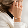 Vrouw draagt parel armband om pols