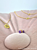 Paarse stud oorbellen en gouden kindersieraden