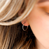 Vrouw draagt Oorringetjes Sterling Zilver 18 mm