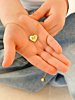 Initial ketting in hand
