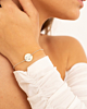 zilveren armband met 3 letters en witte top gecombineerd