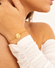 gouden armband met 3 letters met witte top