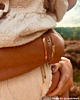 Arm met drie armbandjes om