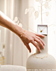 Influencer draagt gouden armband 