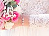 Vrouw met bloemen en de daily luxury armband VI