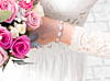 Vrouw met bloemen en zilveren bruidsarmband