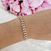 Rose goud kleurige armband voor de bruid met roze bloemen