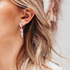 Model draagt rose gouden bruidsoorbellen met sparkle