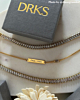Influencer met sieraden met steentjes