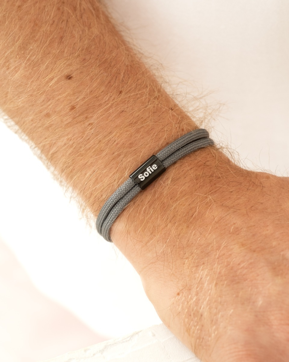 Grijze armband met gravering voor mannen