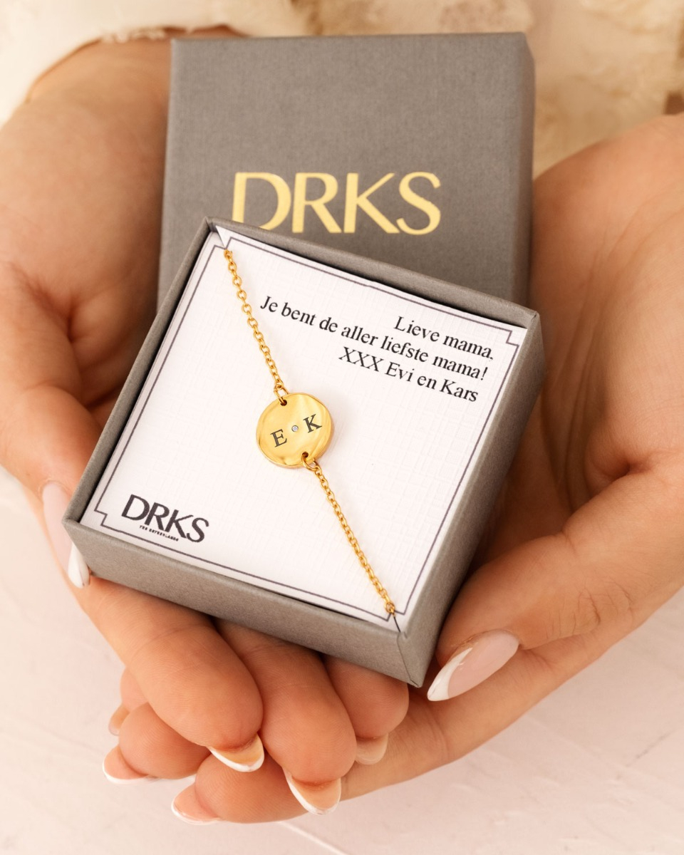 Gouden initialen armband in sieradendoosje met tekst
