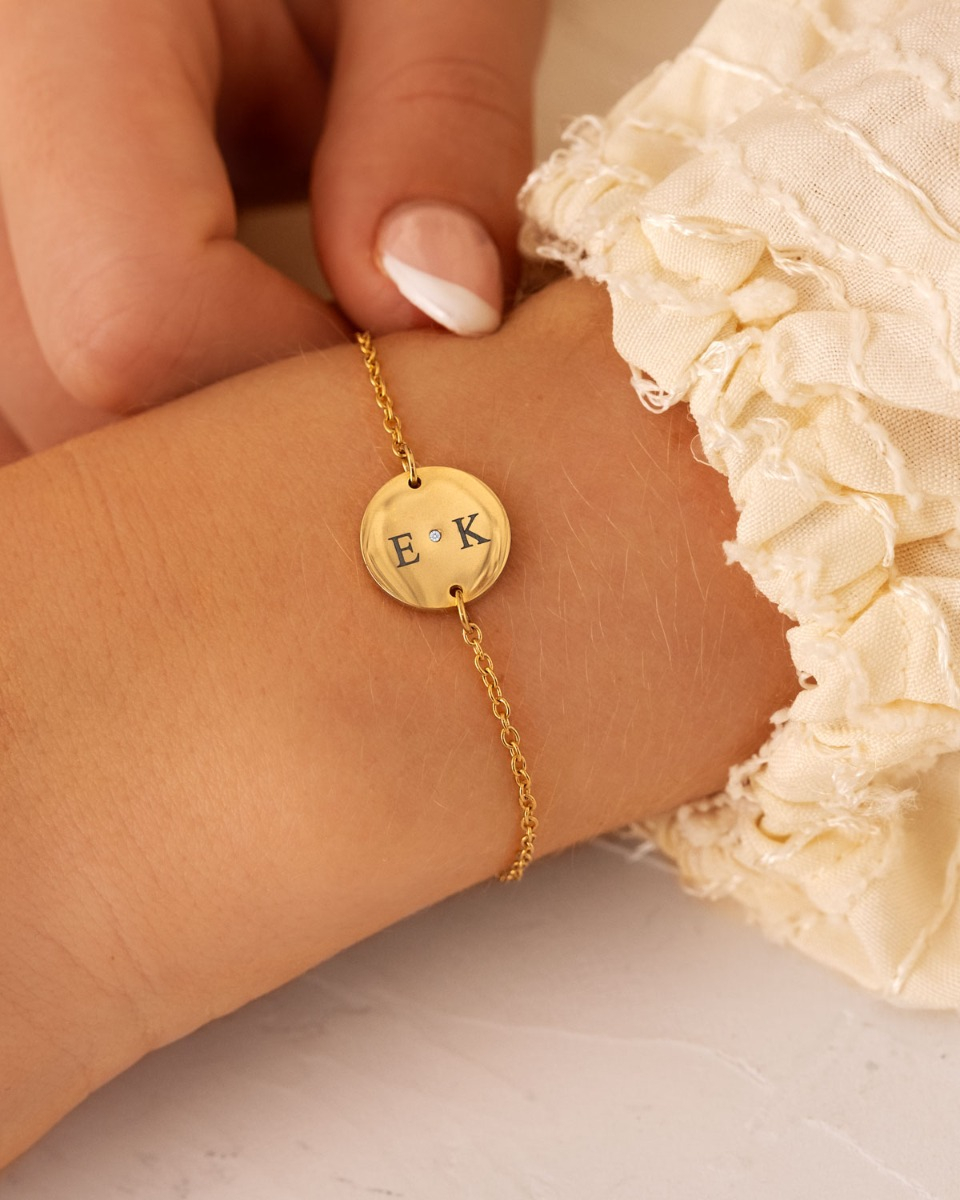 Gouden armband met 2 initialen en steentje
