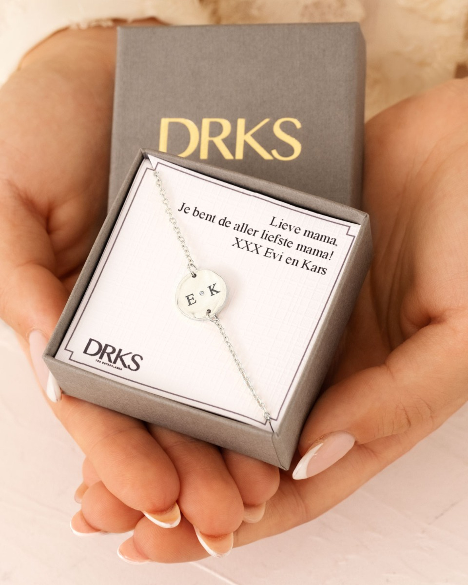 Zilveren initialen armband in sieradendoosje met tekst
