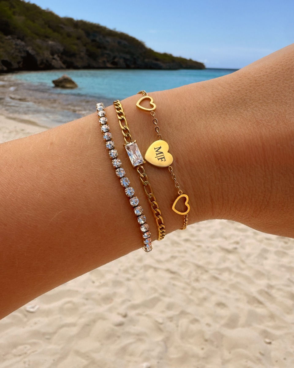 Gouden armparty met hartjes en steentjes