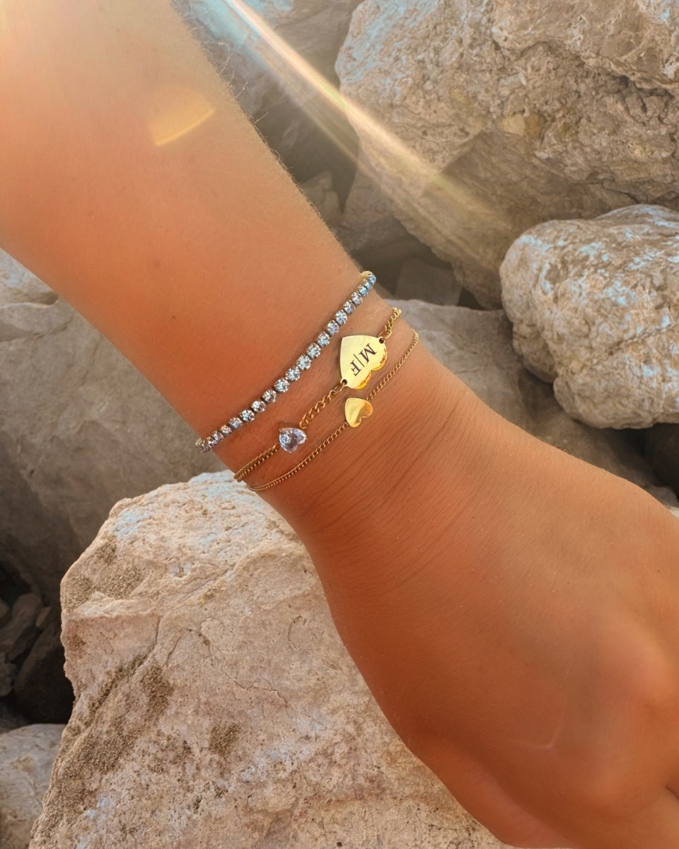 Gouden armparty met hartjes en steentjes