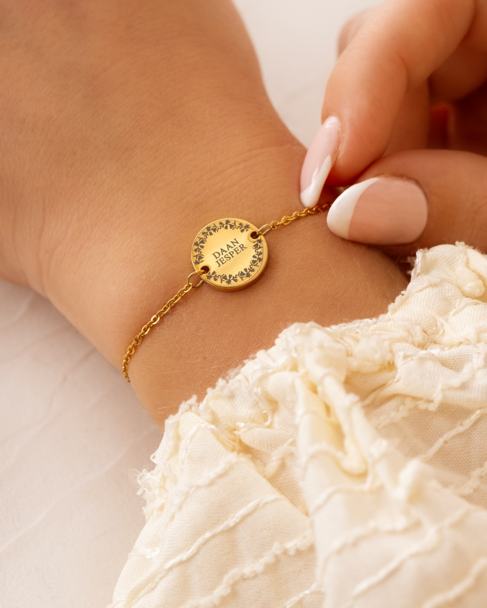 Goud armbandje met familie naam