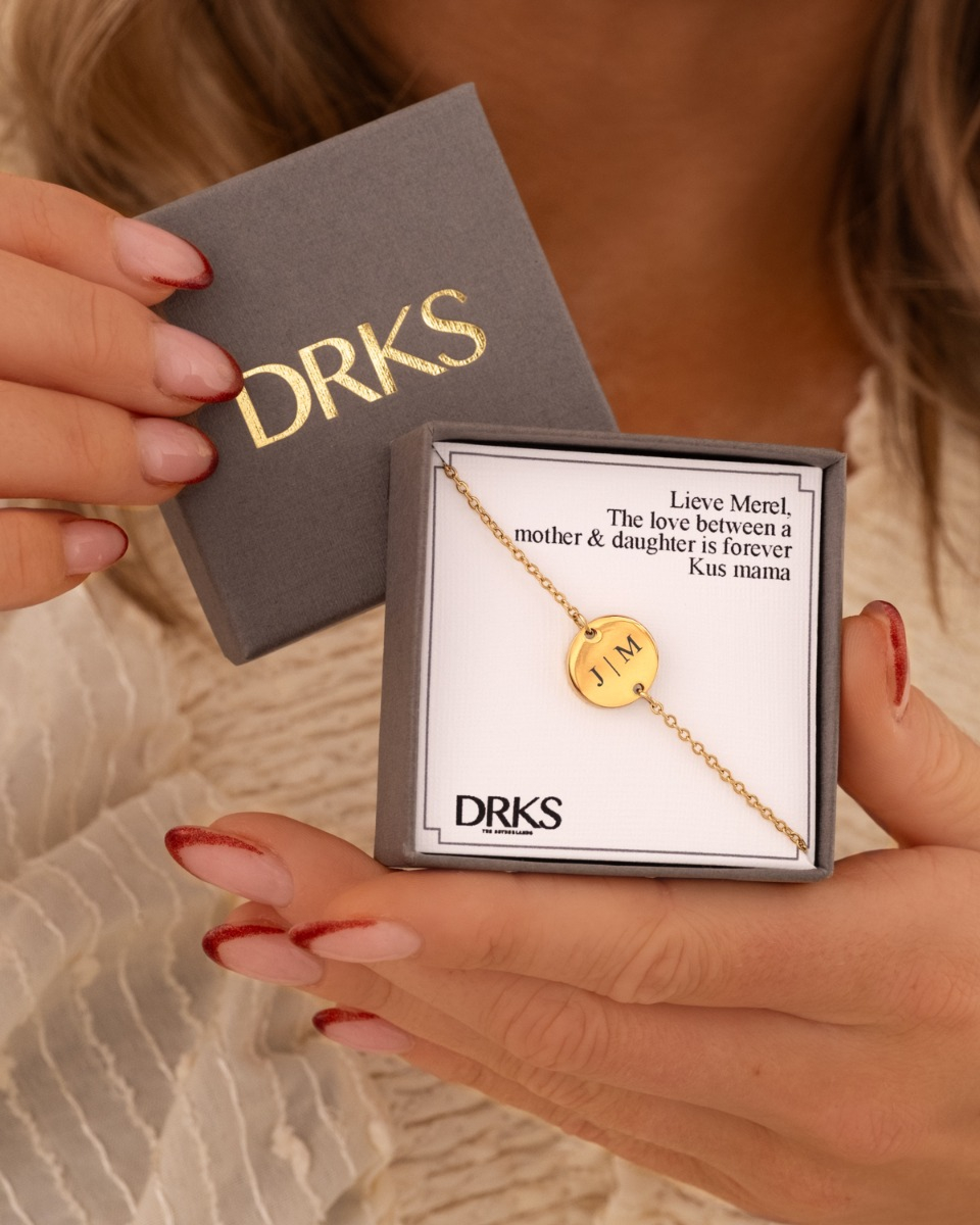 Gouden graveerbare armband in sieradendoosje