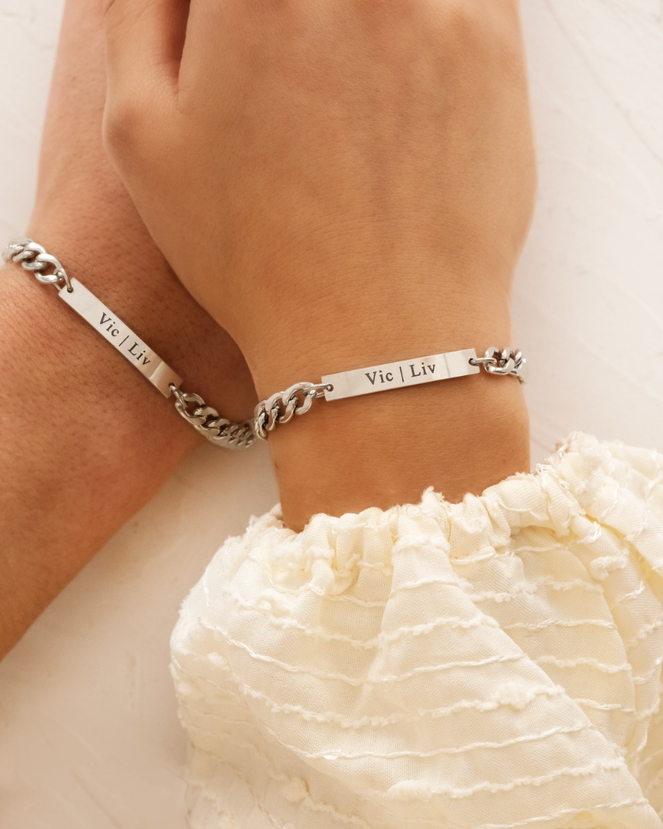 Zilveren koppelarmband bij man en vrouw