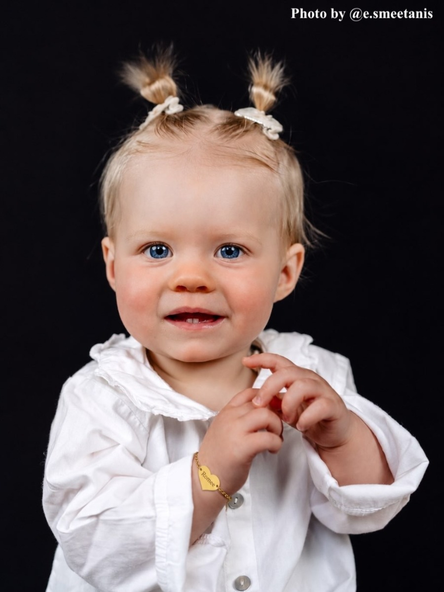 Blond meisje met goud armbandje