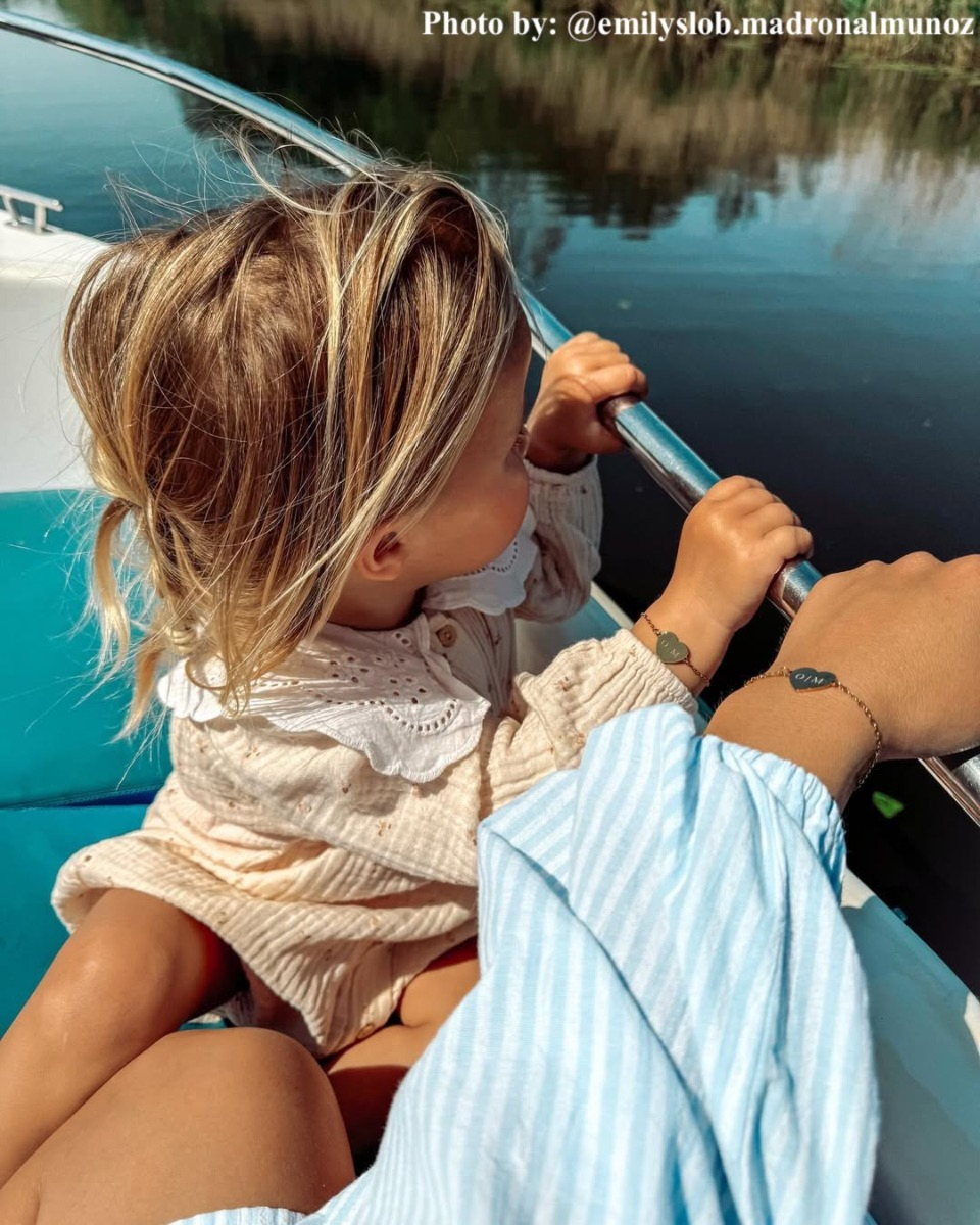 Influencer met dochter en bijpassende moeder/dochter armband gegraveerd