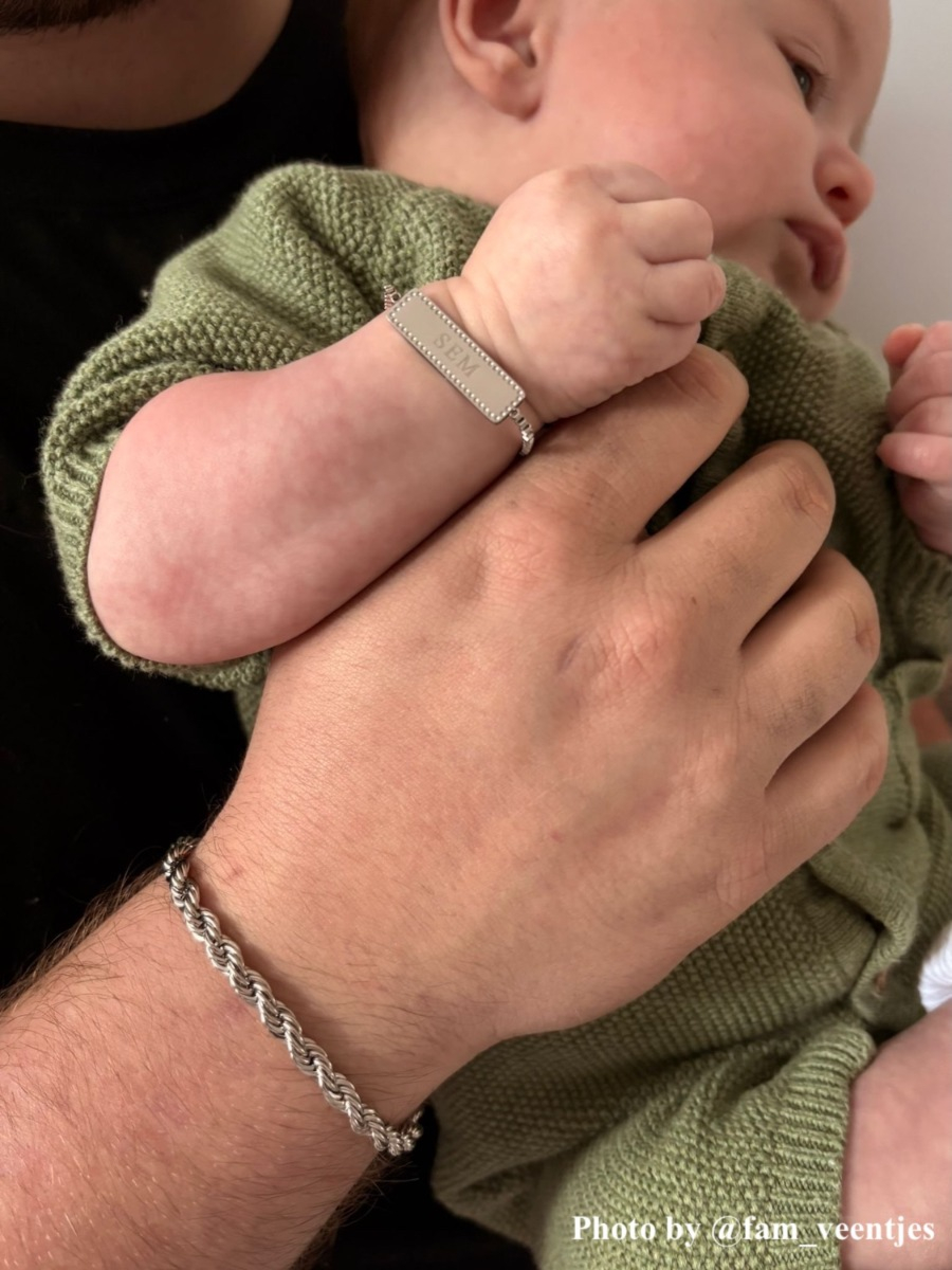 Baby met DRKS armbandje