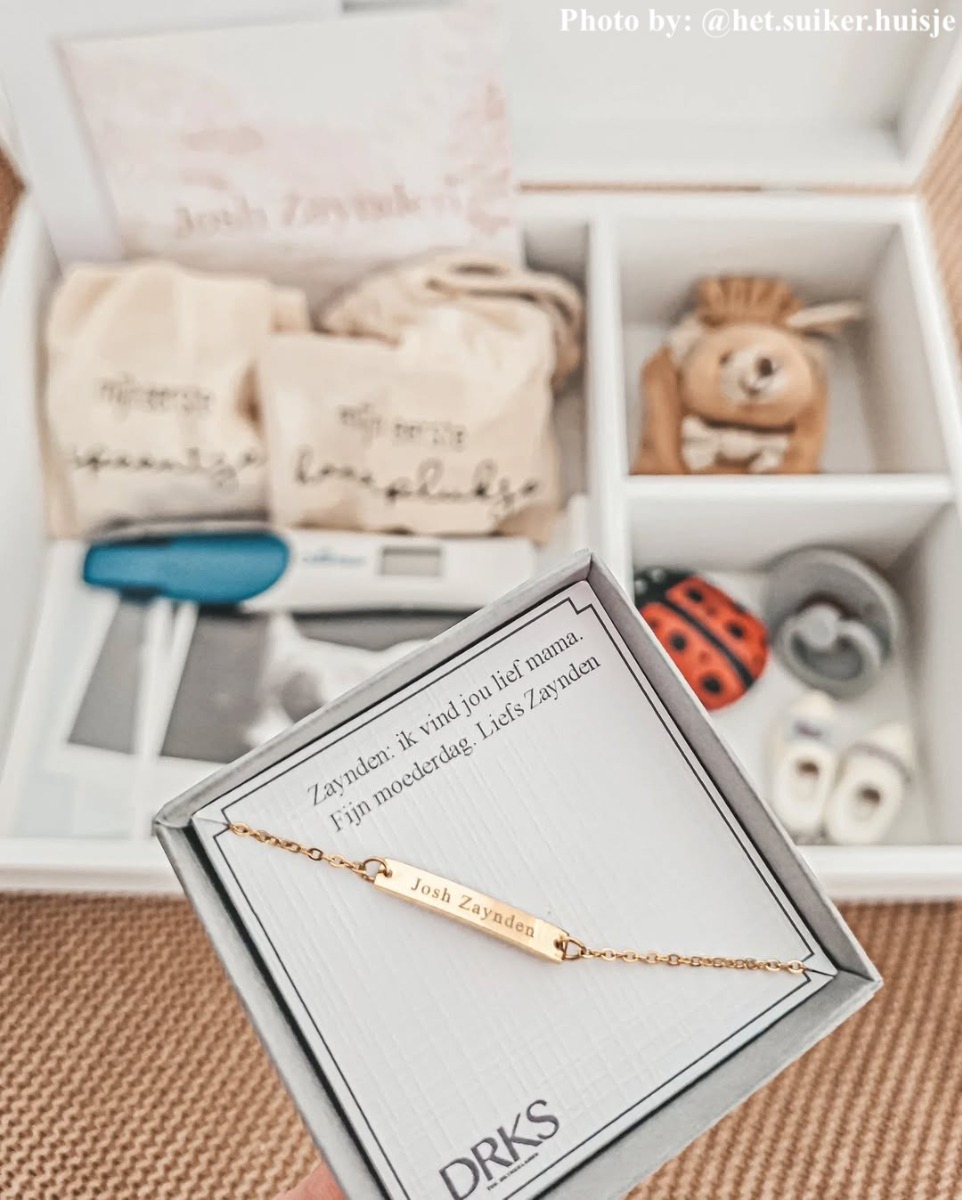 Gouden baby gegraveerd armbandje.