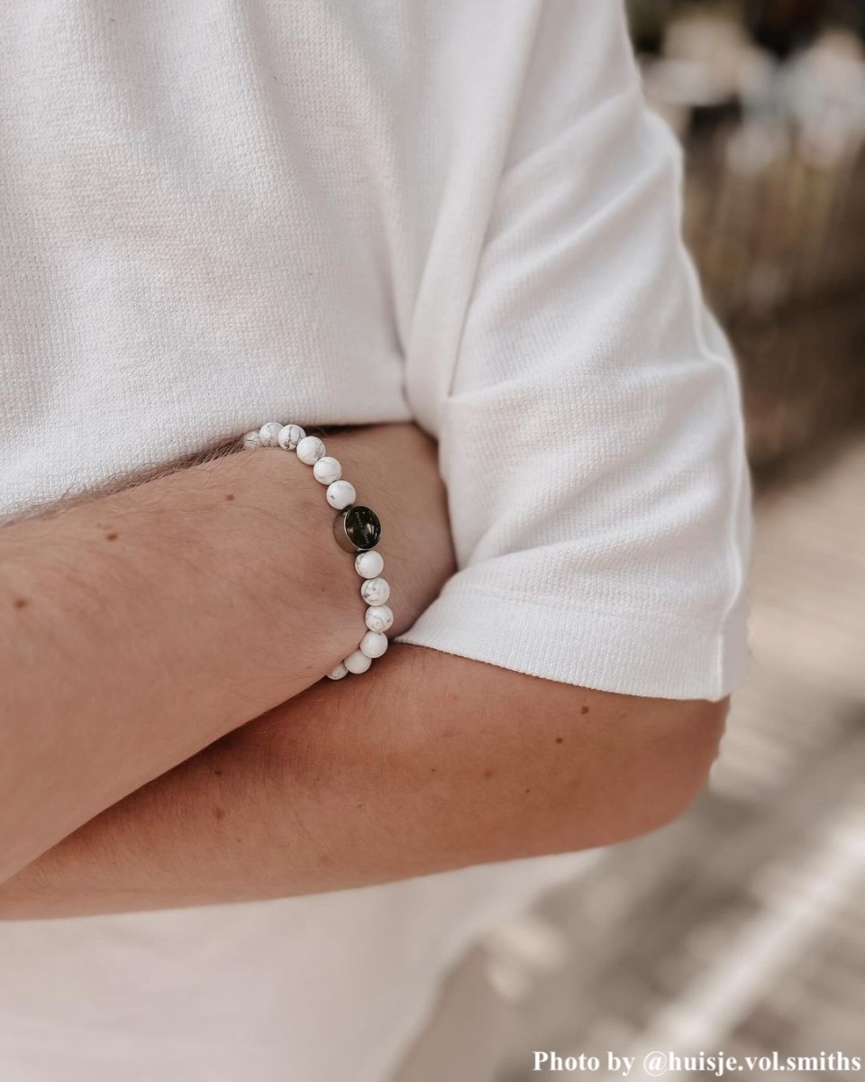 Influencer met de mannen armband.