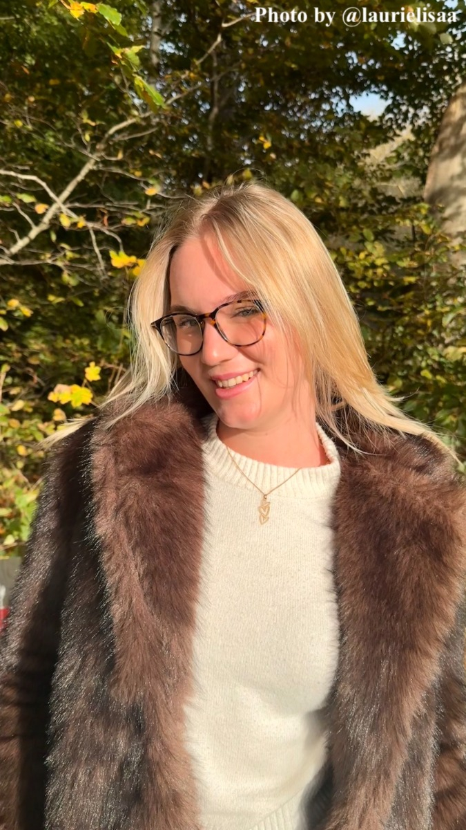 influencer draagt hartjes ketting goud