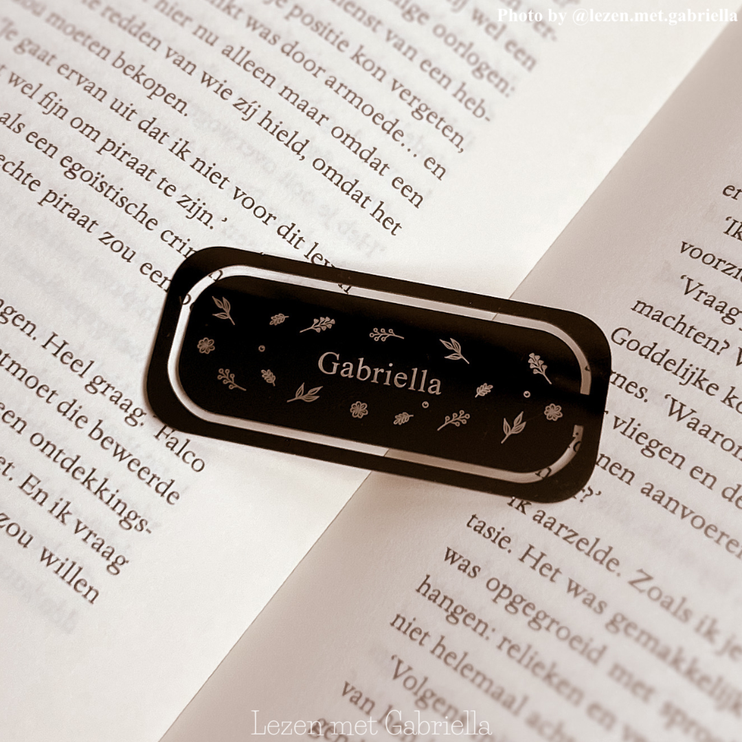 influencer met boekenlegger
