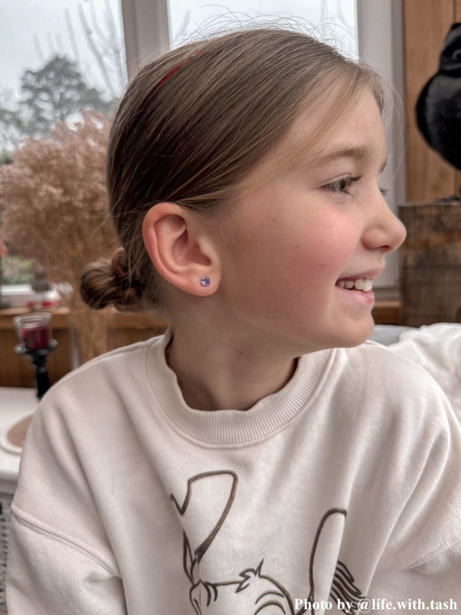 Influencer met paarse oorbellen