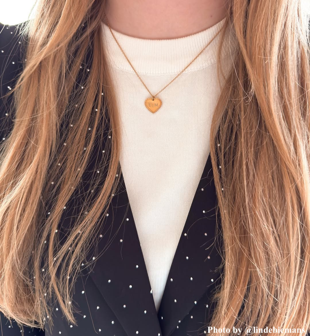 Influencer met gouden graveerbare hartjes ketting