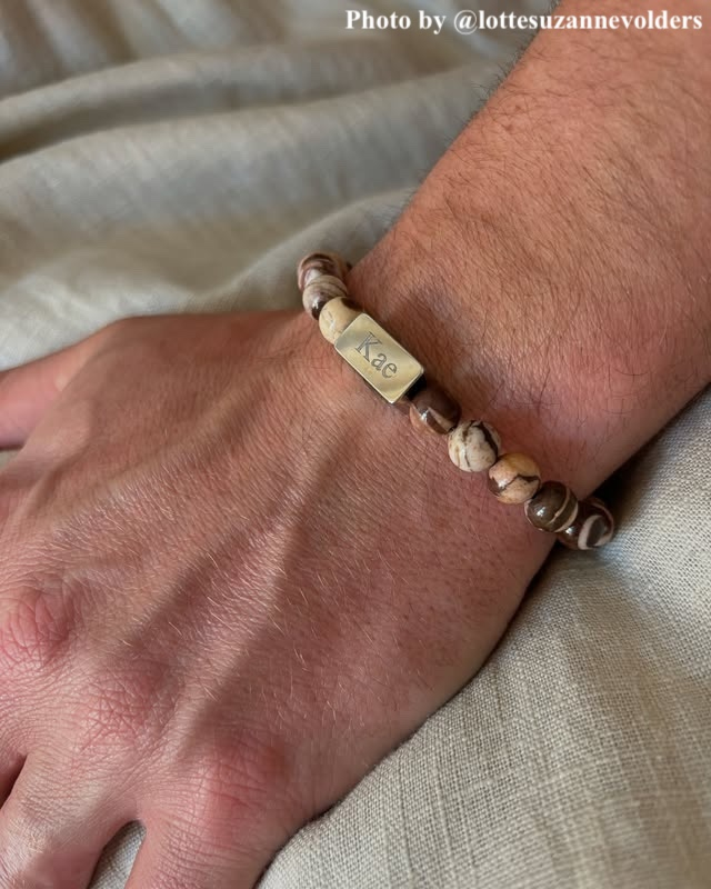 Influencer met gegraveerde armband