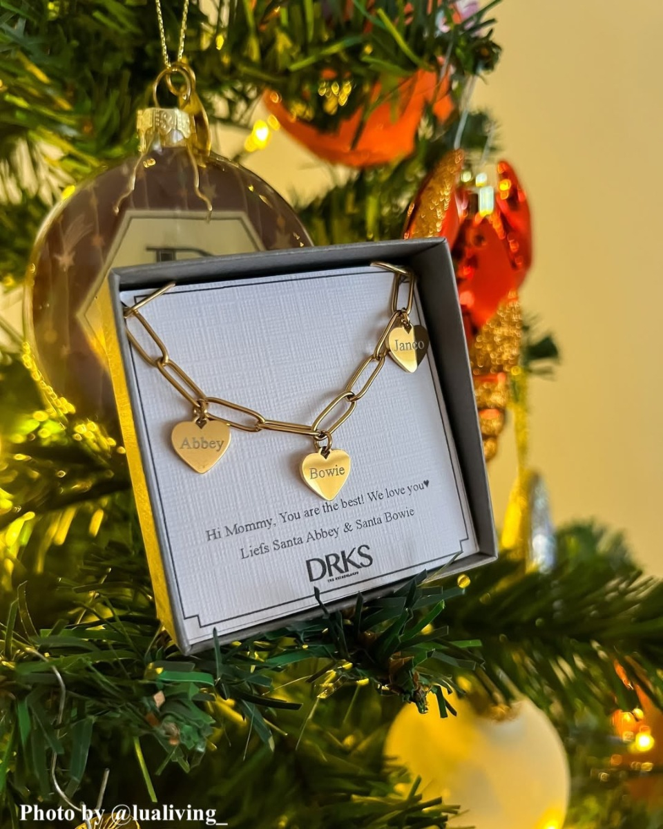 Influencer met hartjes ketting met gravering