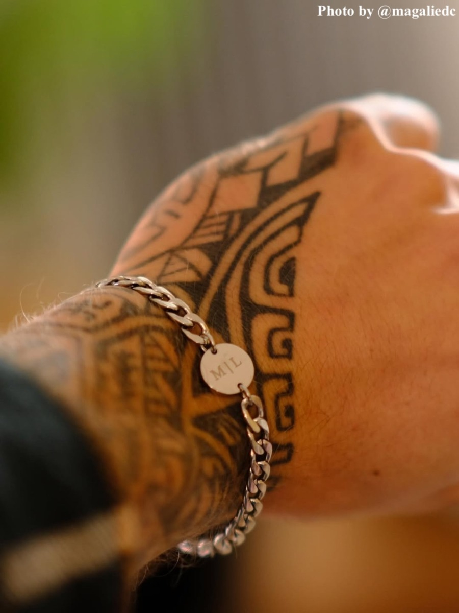 influencer draagt zilverkleurige schakel armband heren met initialen M | L