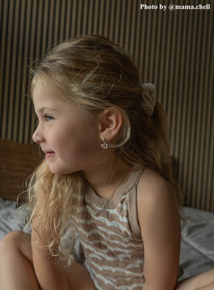 influencer met zilveren oorbellen