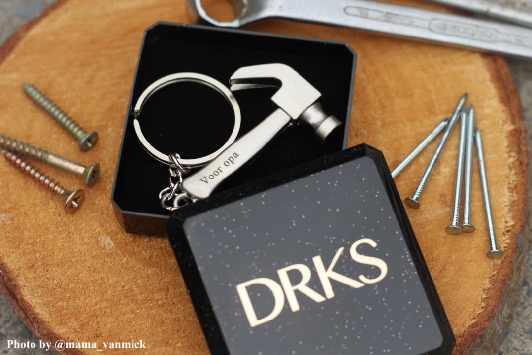 Influencer met graveerbare sleutelhanger
