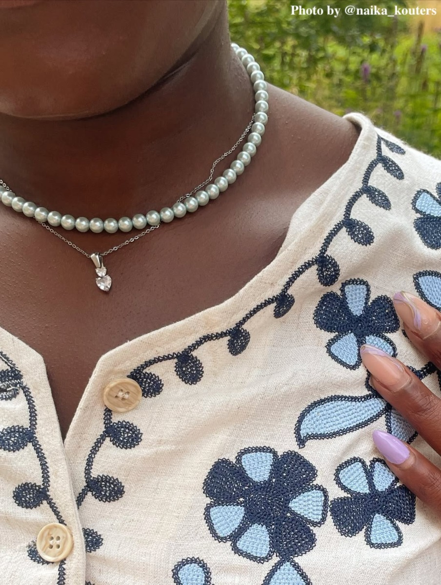 Influencer met parelketting en chain