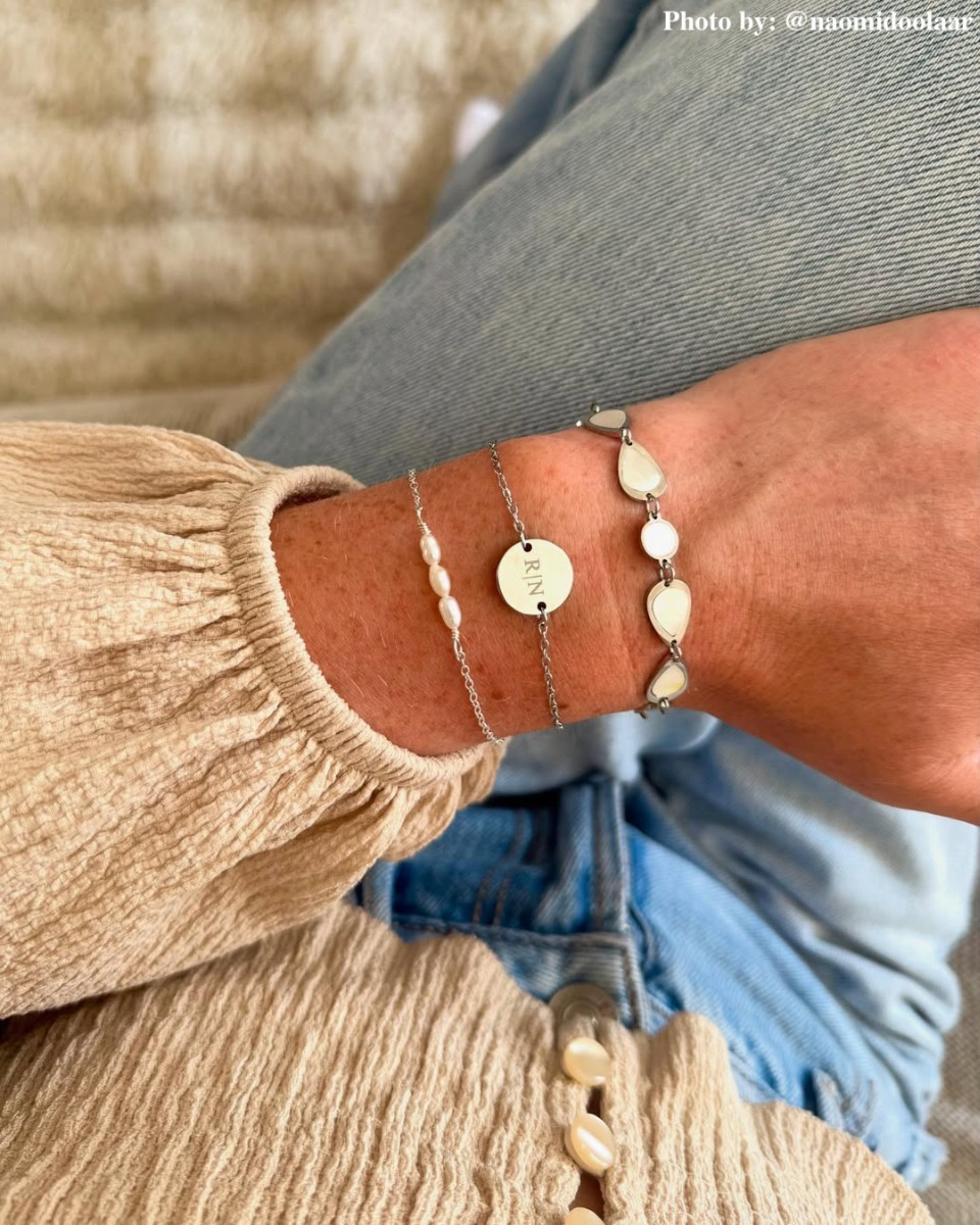 Influencer met zilveren armparty
