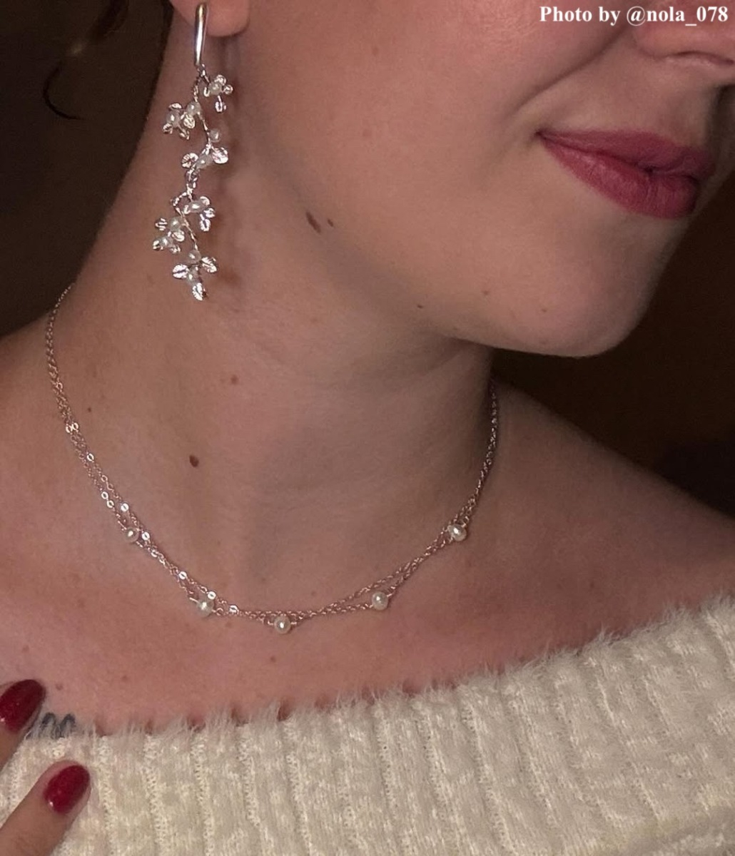 Model draagt de ketting met parels.
