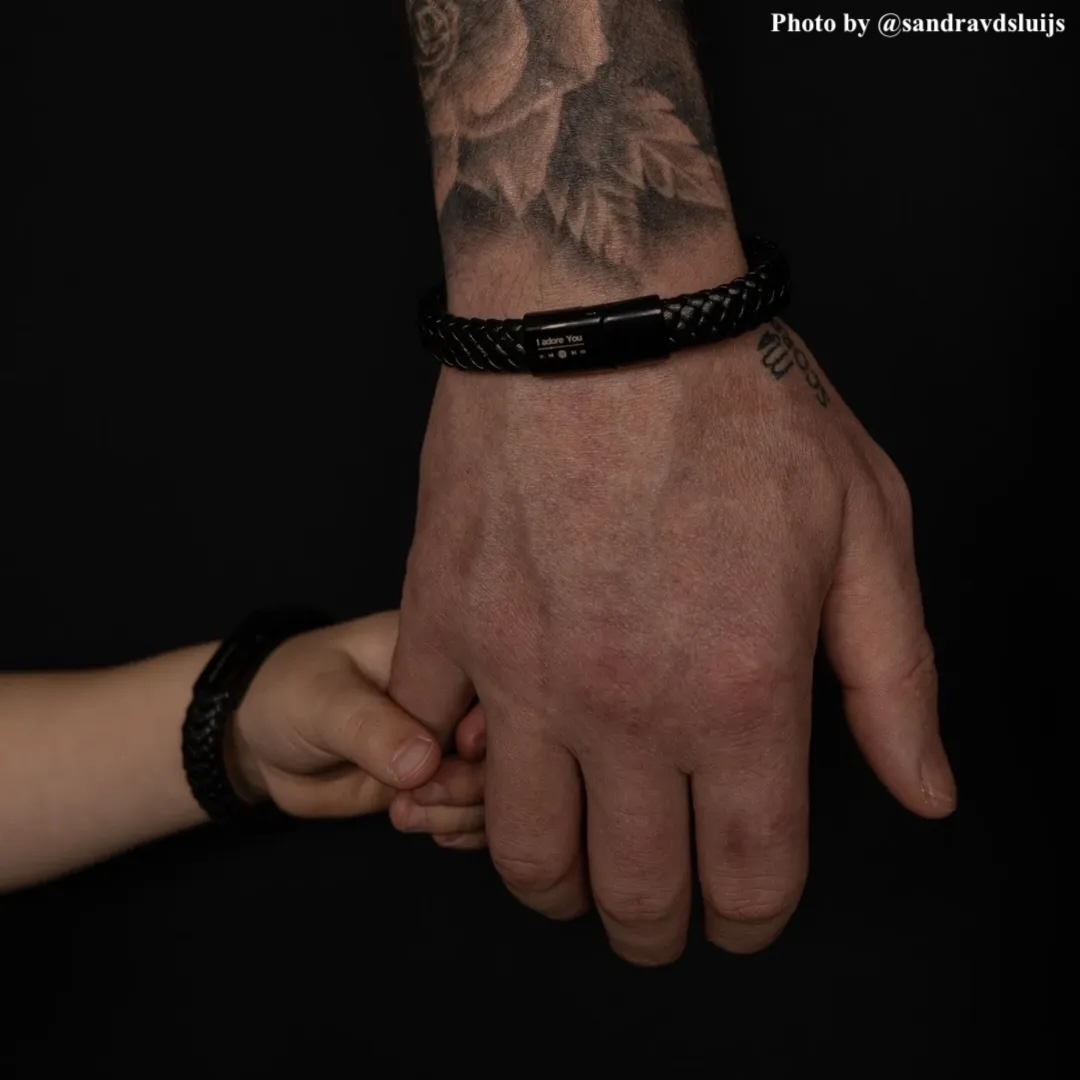 Influencer met Spotify op armband
