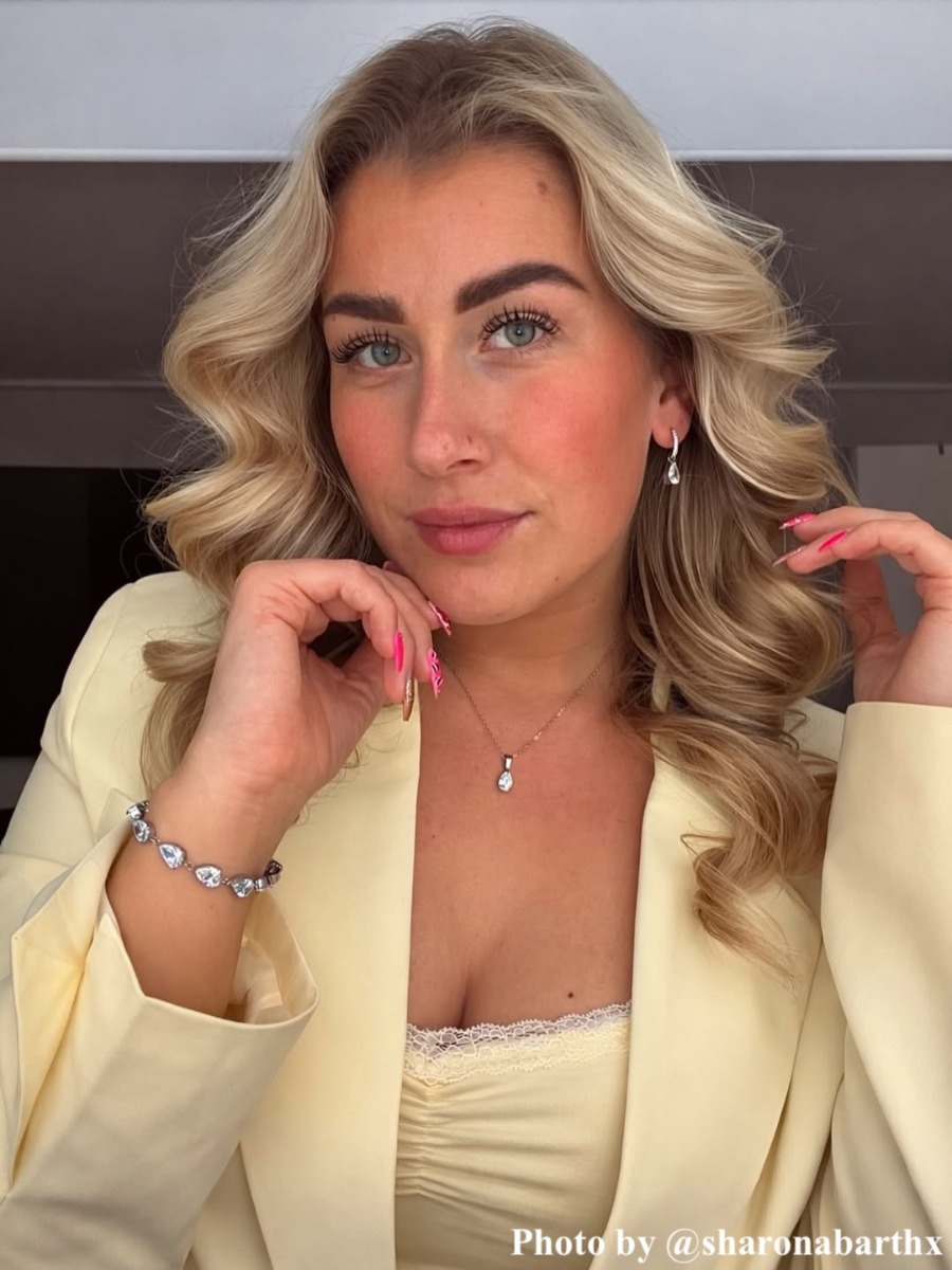 Influencer draagt exclusieve armband met steentjes