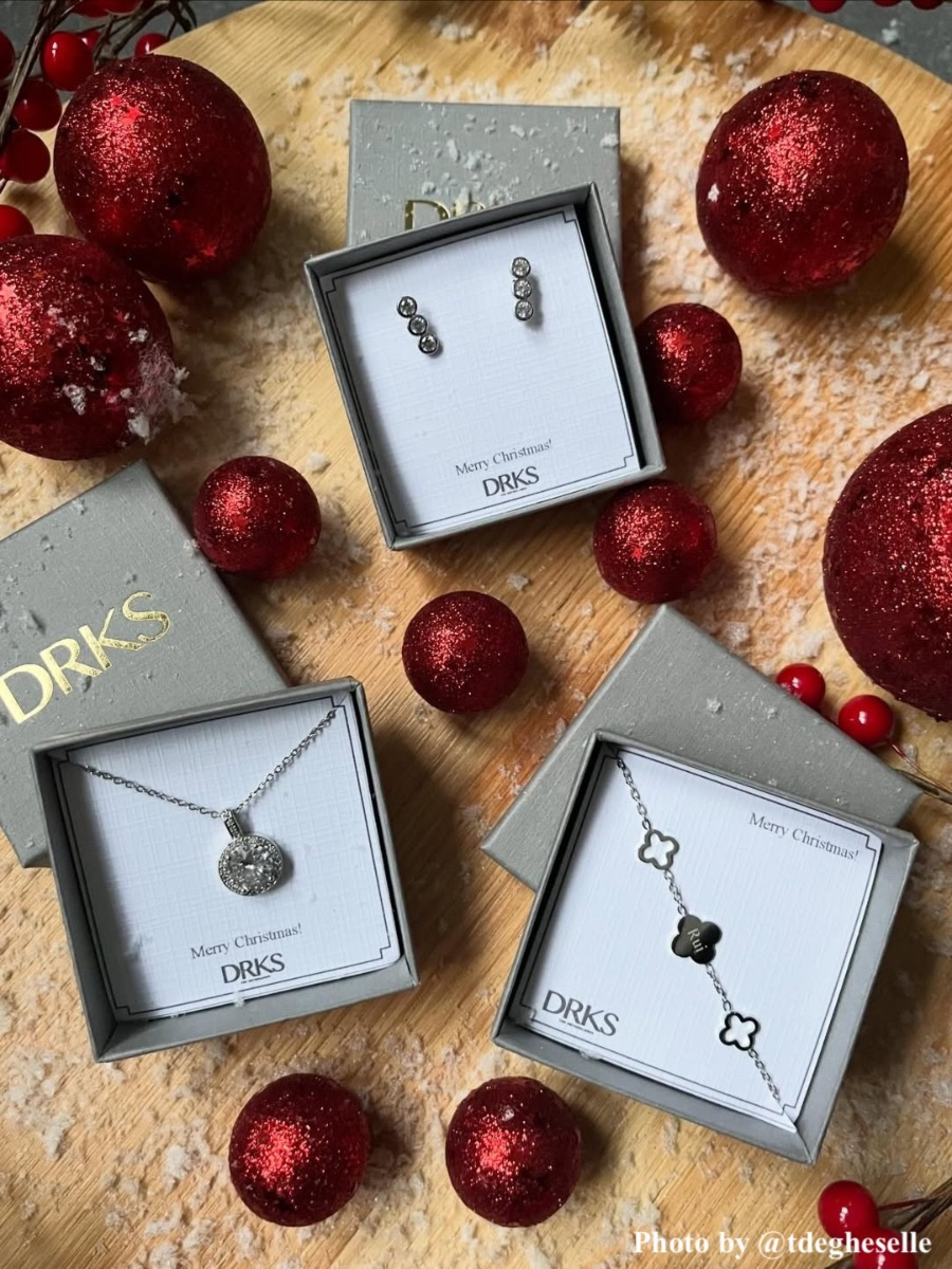 influencer heeft sieraden tussen kerstballen gefotografeerd