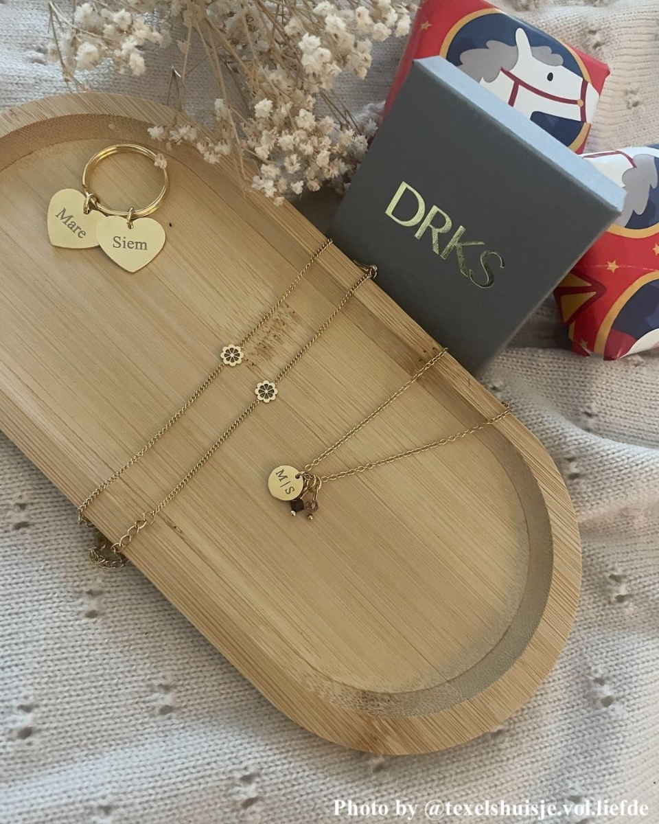 Influencer met sieraden voor sinterklaas