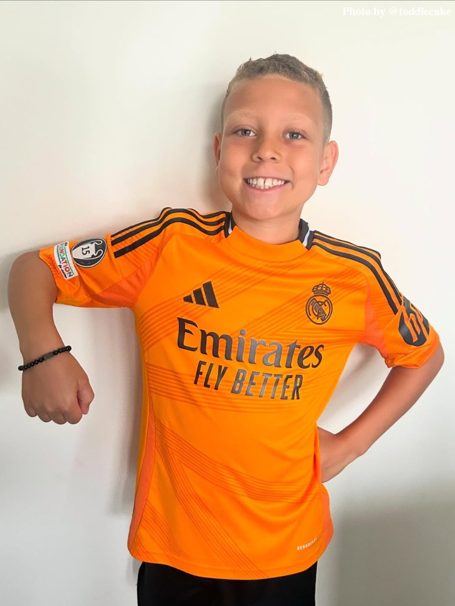 Influencer met zoontje en armband