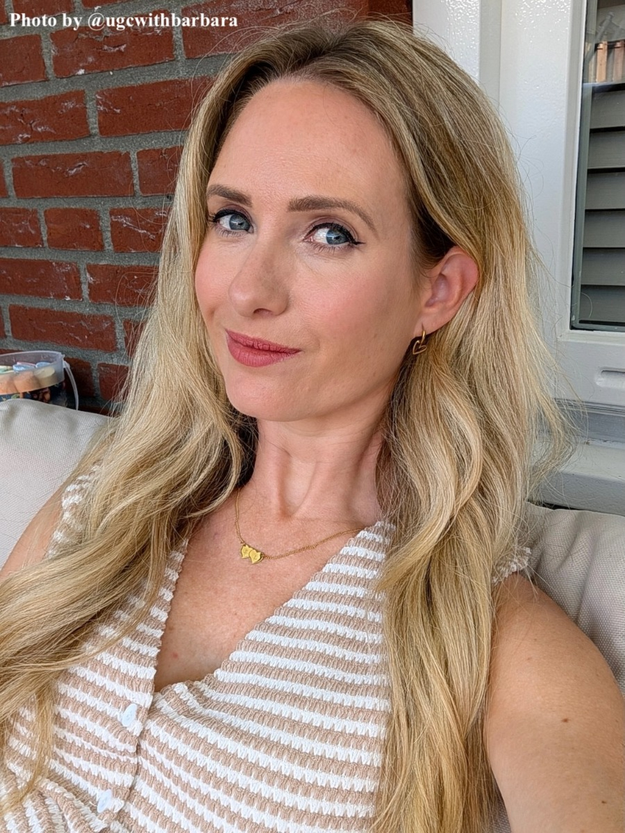 Influencer met gouden hartjes ketting