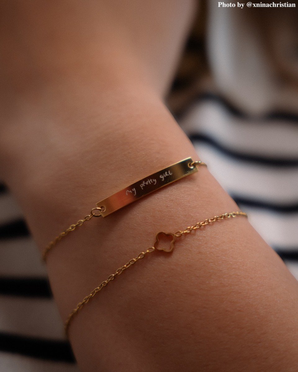 Influencer met gegraveerde bar ketting